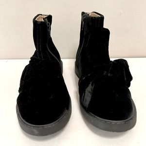 NEW - Florens Girls black velvet boots - European designer (Size 31 EU / 13 US)